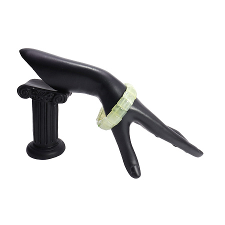 Браслет из камня Зеленый гранат дарует богатство и счастье