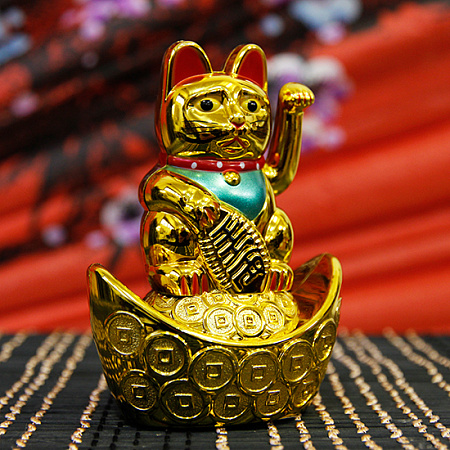 Манеки Неко ZMN-05 оберег на процветание Манящий кот на слитке золотой 8см 