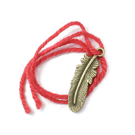 Браслет красная шерстяная нить с подвеской Перо птицы счастья символизирует удачу, везение и счастье