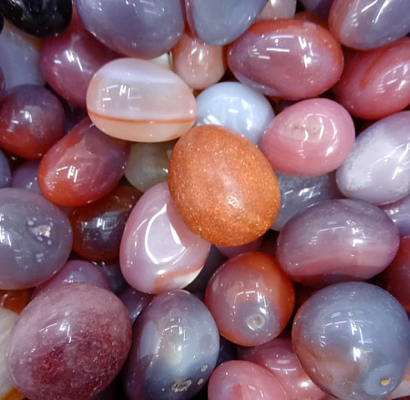 Камень Галтовка Сердолик привлекает энергию изобилия