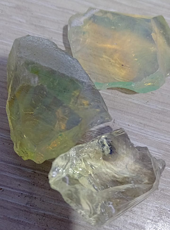 Камень колотый Лимонный топаз наполняет энергий и дарует удачу