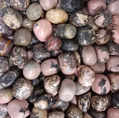 Камень Галтовка Родонит дарует помощь Рода, защиту и покровительство от любых бед